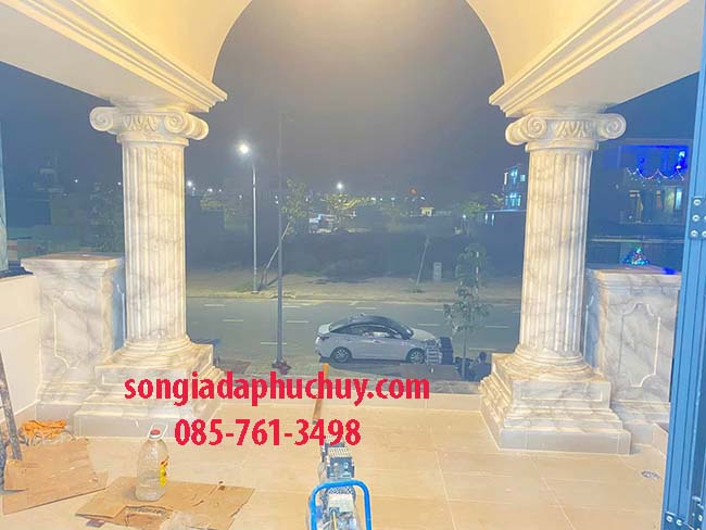 cột tròn giả đá trắng xám