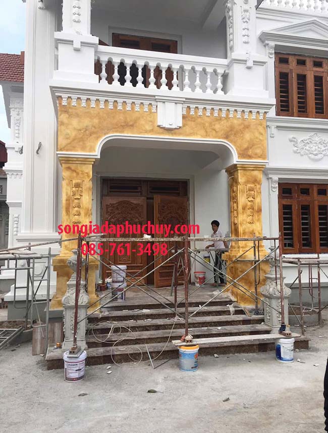 cột giả đá màu vàng