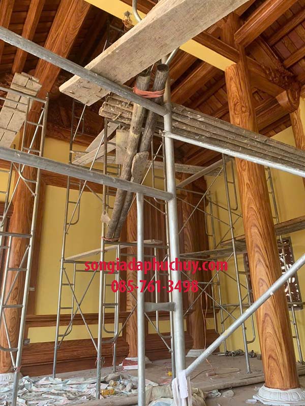 thi công cột giả gỗ cao cấp