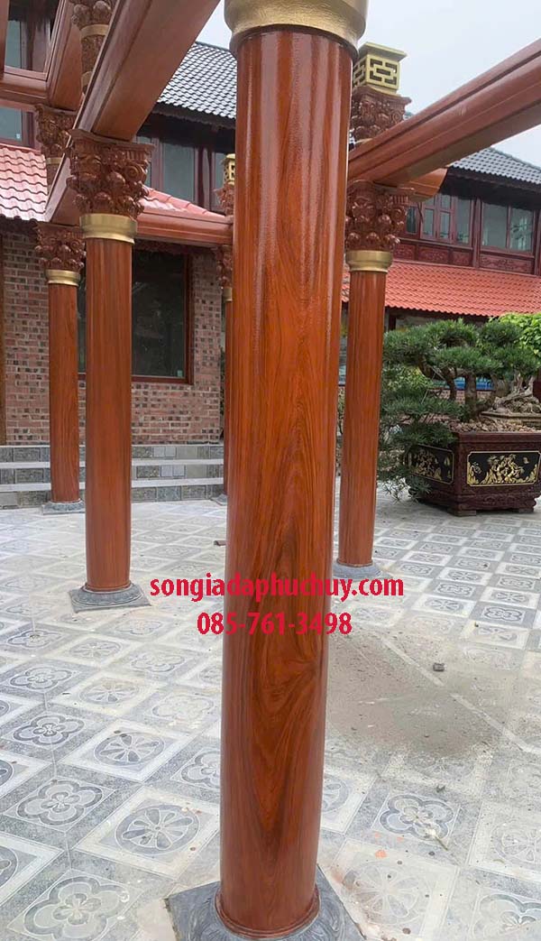 cột giả gỗ ngoài trời nhà thờ