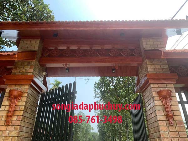 cổng ngõ sơn giả gỗ đẹp