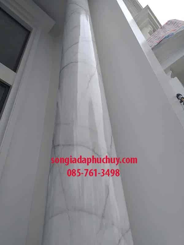 sơn cột giả đá trắng xám