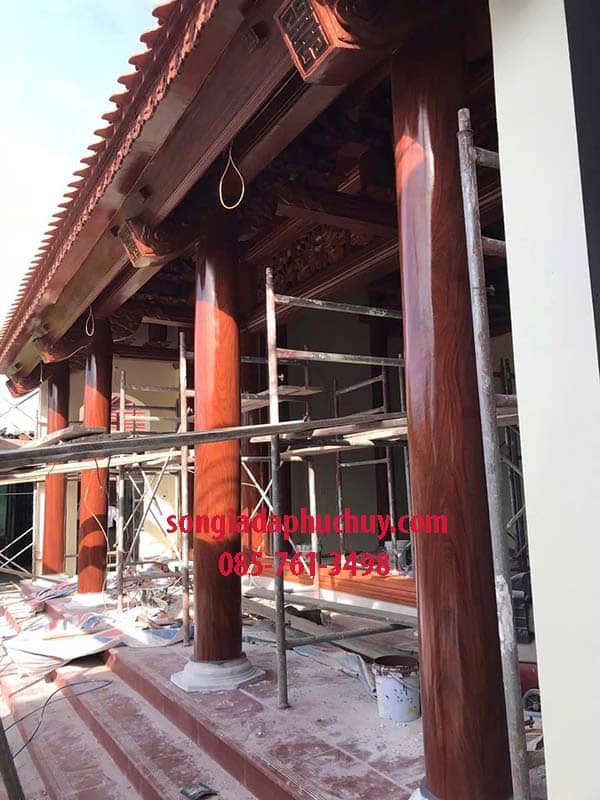 sơn cột giả gỗ nhà thờ