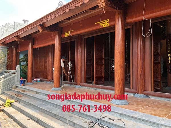 sơn cột giả gỗ nhà thờ