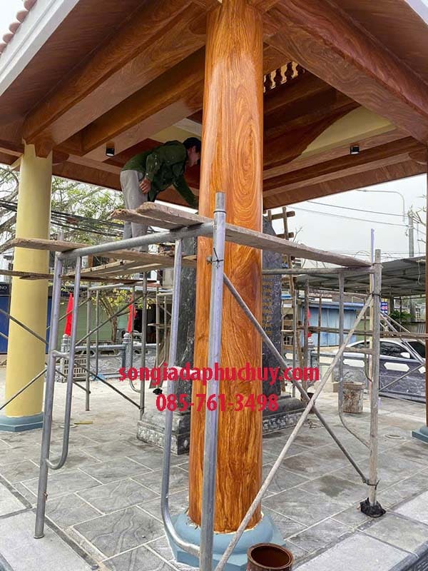 thi công sơn giả gỗ cột tròn