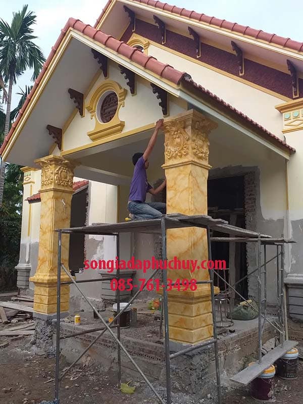 cột giả đá màu vàng