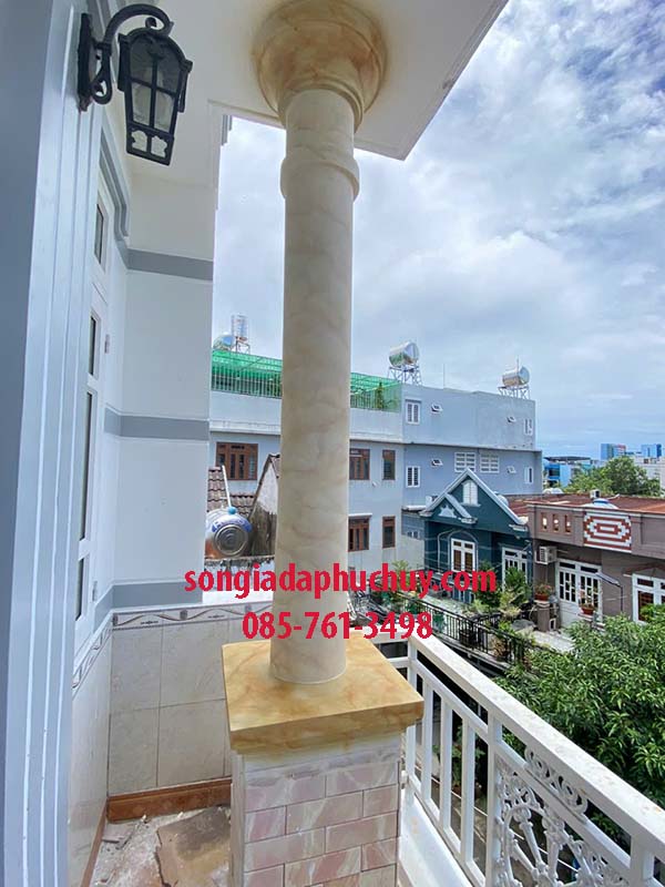 cột cẩm thạch ngoài trời