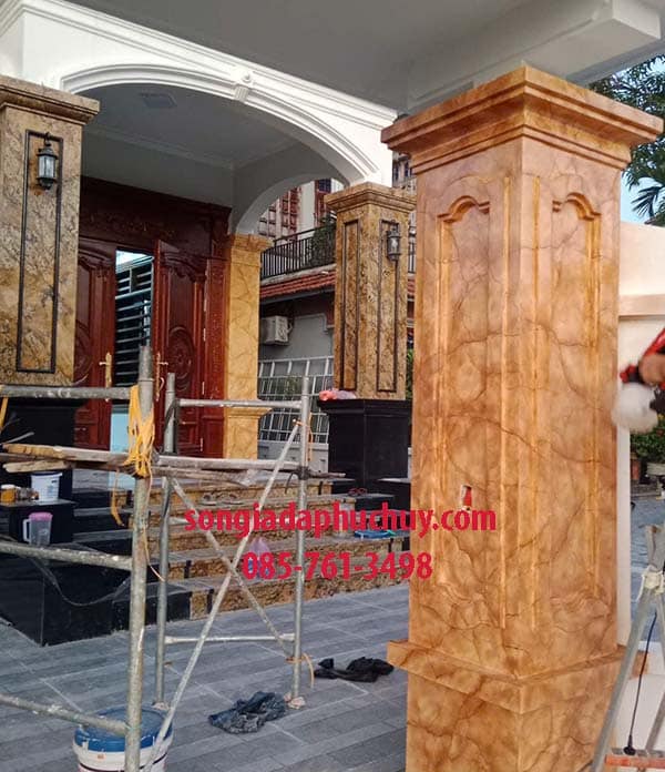 cột giả đá màu vàng