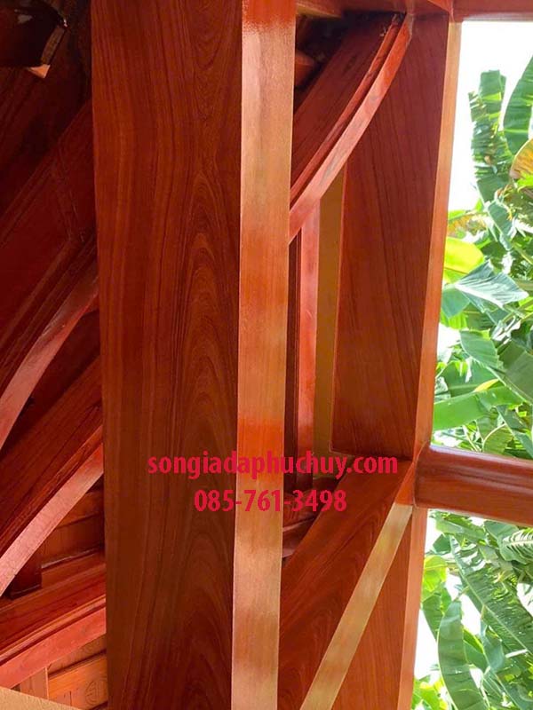 cột bê tông vuông sơn vân gỗ