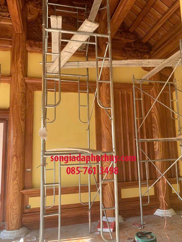 thi công vân gỗ trên tường