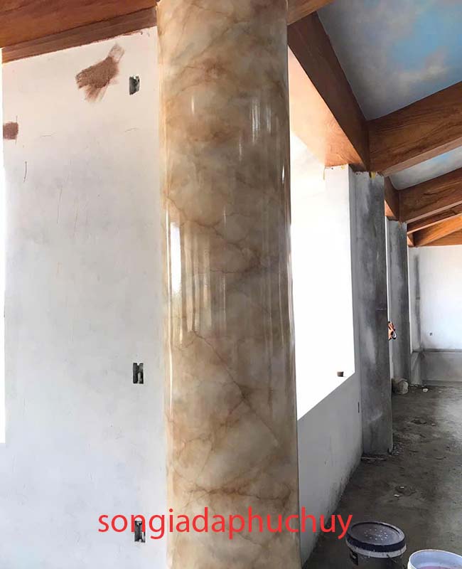 Thi công cột giả đá trong nhà