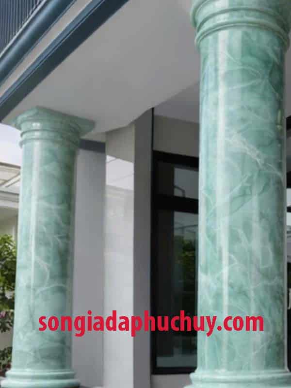 cột sơn đá cẩm thạch màu xanh tạo điểm nhấn nhẹ nhàng