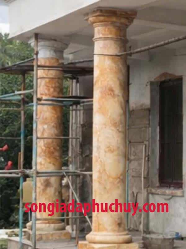 cột giả đá marble nâu vàng mạnh mẽ tạo điểm nhấn