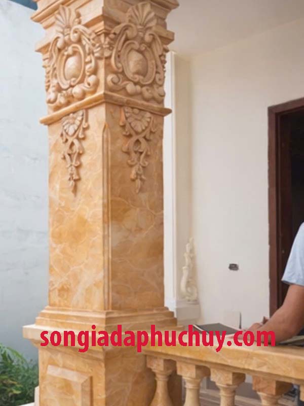 cột vuông sơn đá tạo điểm nhấn cho ban công