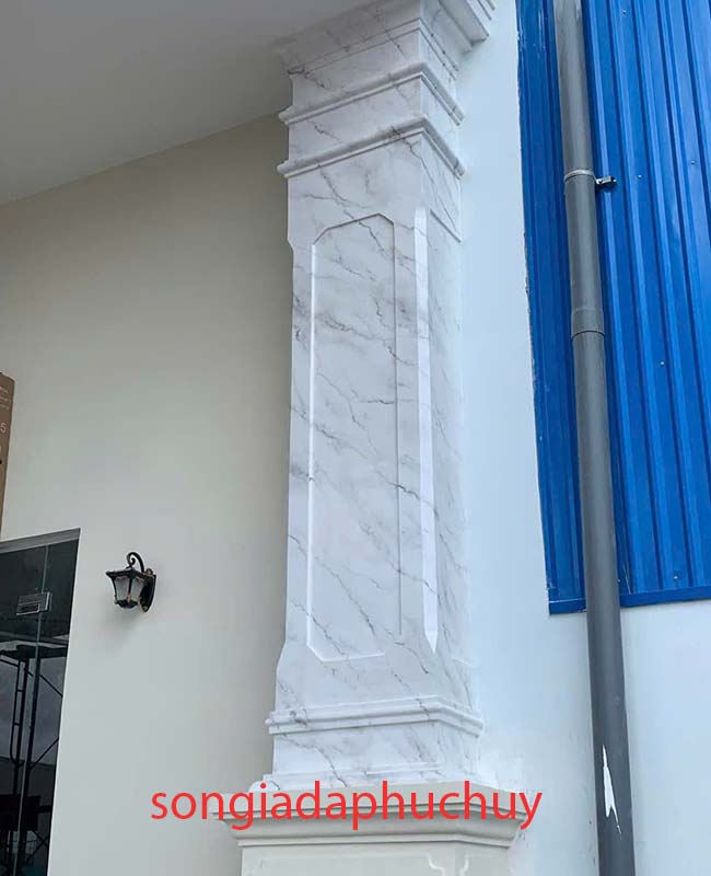 cột vuông sơn giả đá trắng xám