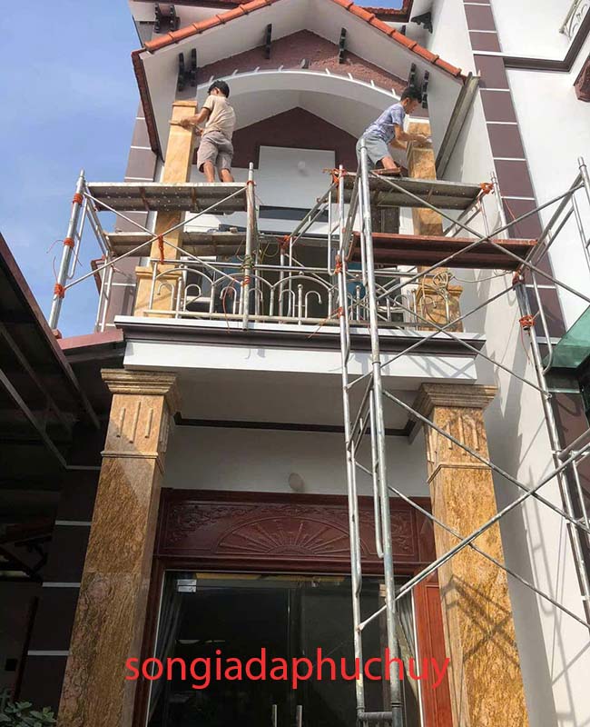 thi công giả đá cột vuông nhà phố