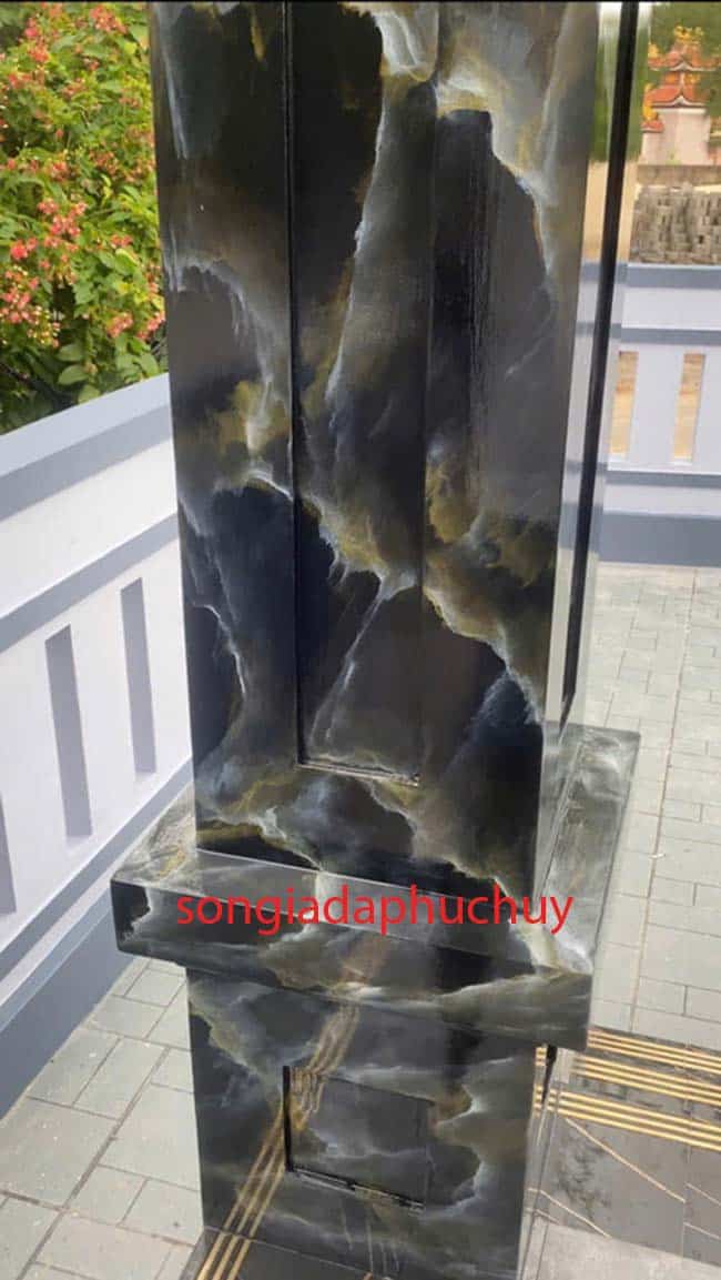 cột vuông sơn giả đá màu đen