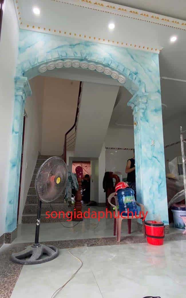 cột sơn vân đá nội thất