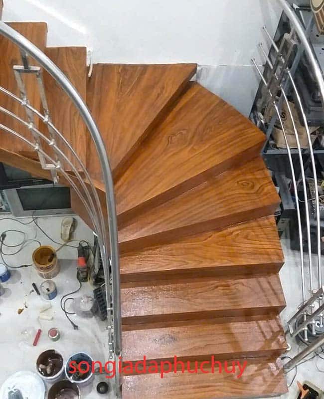 sơn giả gỗ cầu thang tại Hà Nội