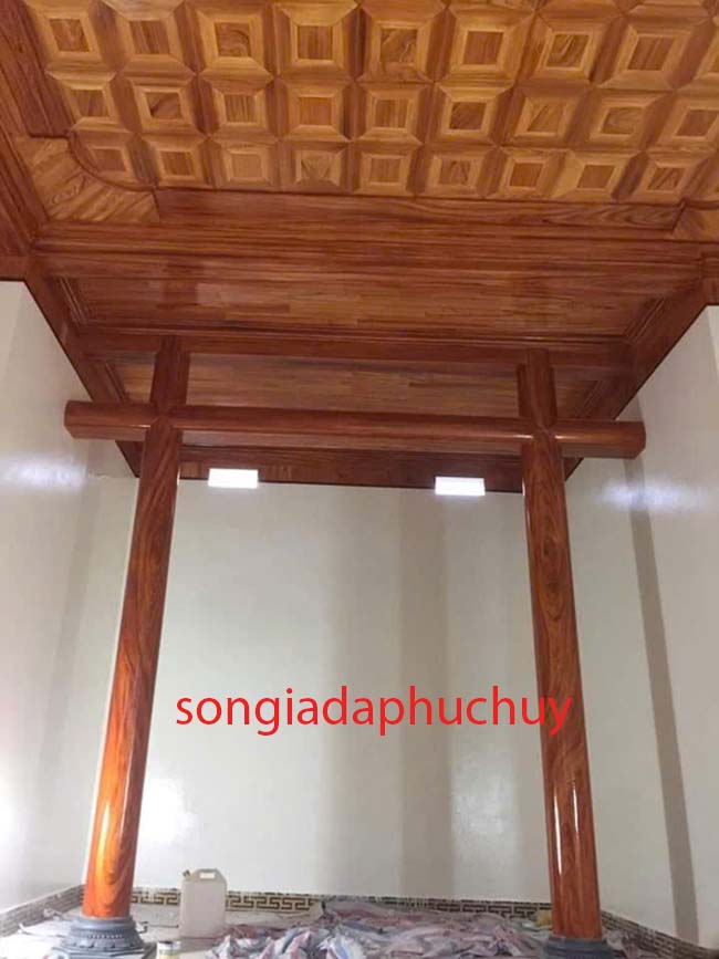 cột giả gỗ trong nhà