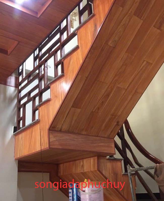 đáy cầu thang vẽ vân gỗ đẹp