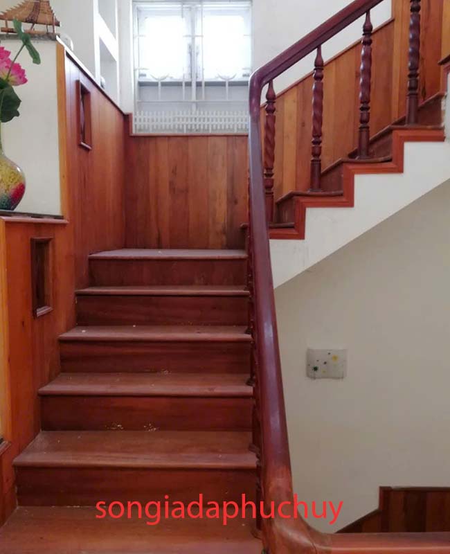 vách cầu thang sơn giả vân gỗ