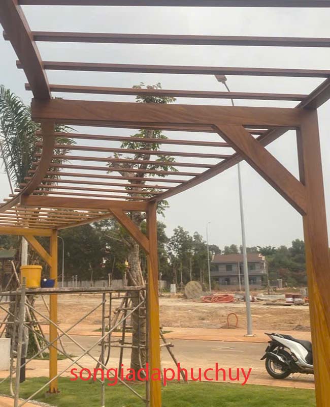 thi công cột sắt sơn giả gỗ ngoài trời