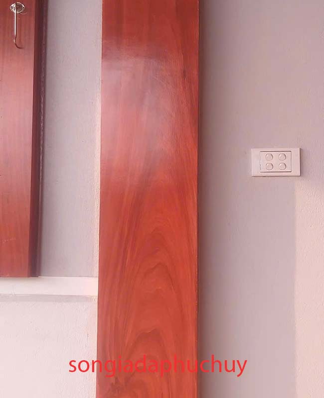 cột sắt vuông ốp tường sơn giả vân gỗ