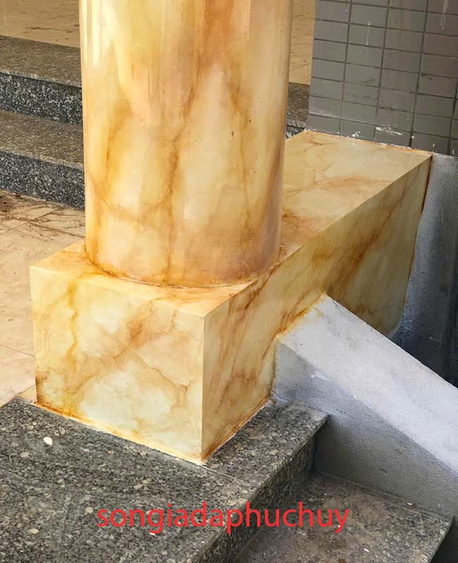 mẫu vân đá cột ngoài hiên màu vàng