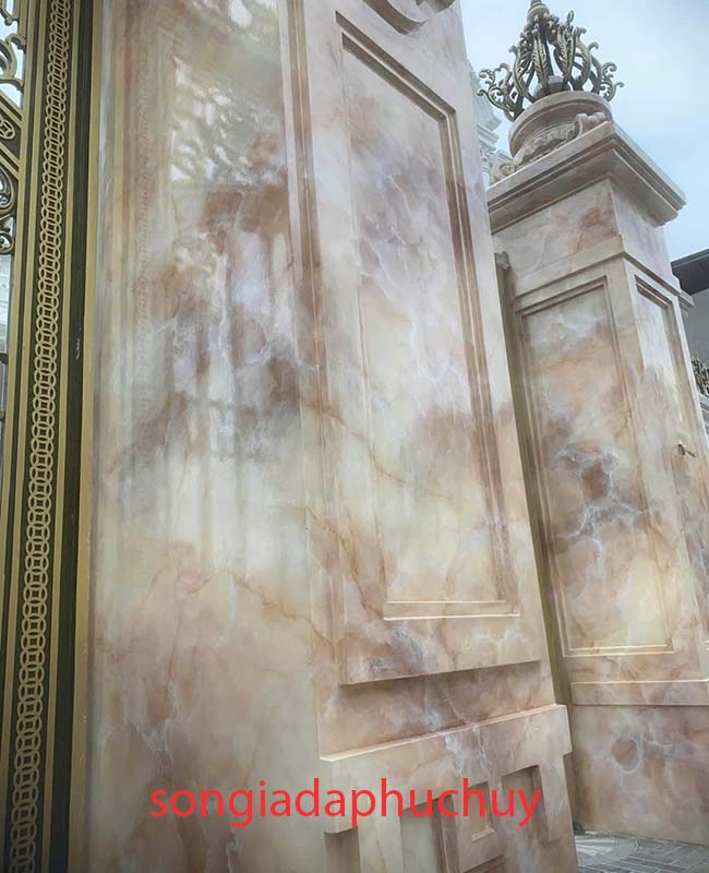 cột vuông sơn giả đá màu vàng nâu