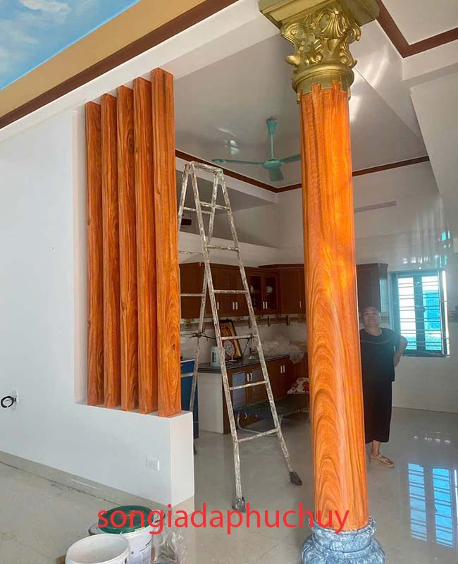 mẫu lam đứng trong nhà sơn giả vân gỗ đẹp