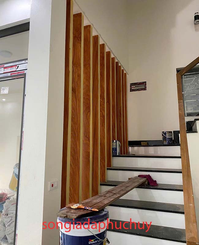 thi công sơn giả gỗ thanh lam cầu thang