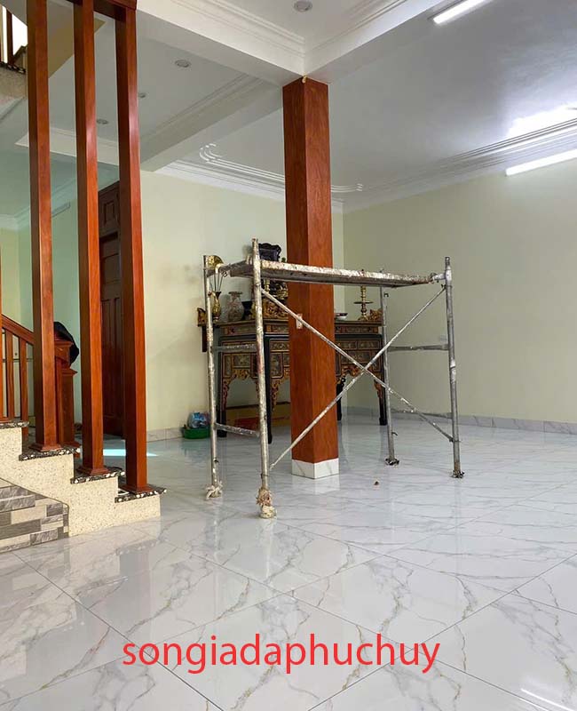 lam cột sơn giả gỗ trong nhà
