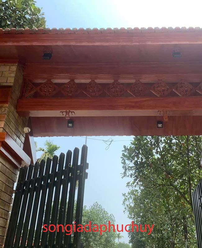 thi công sơn giả gỗ cổng ngõ đẹp