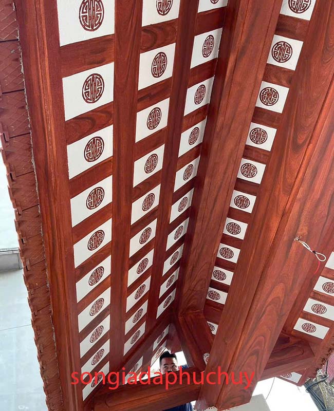 Mái cổng sơn giả gỗ truyền thống