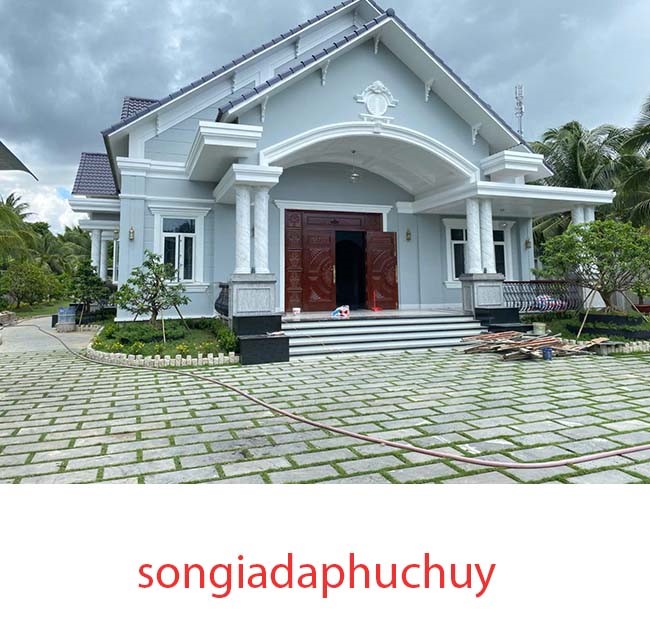 cột mặt tiền sơn giả đá trắng xám