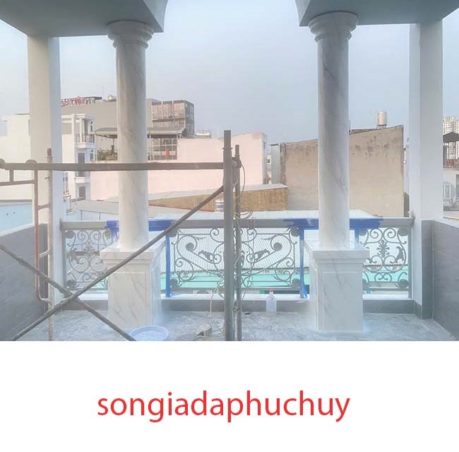 cột tròn ngoài hiên sơn giả đá