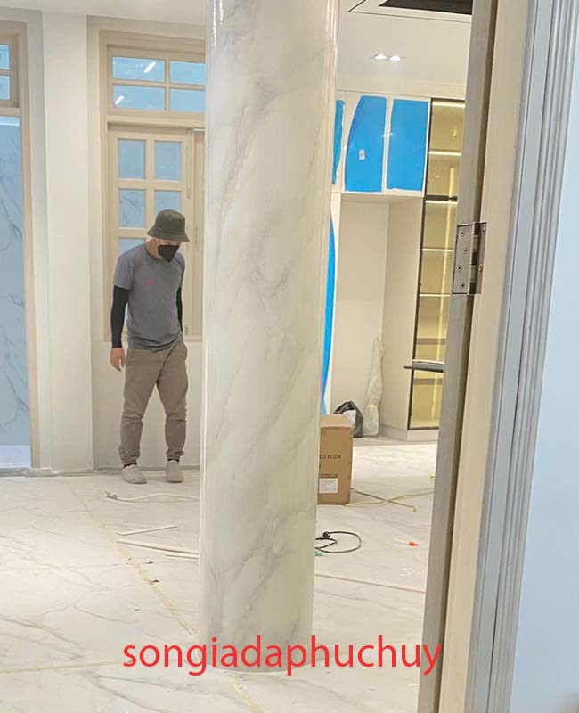 Mẫu cột tròn sơn giả vân đá đẹp trong nhà