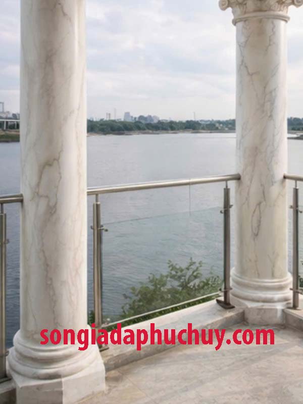 cột giả đá cẩm thạch đẹp cho ban công nhà vườn