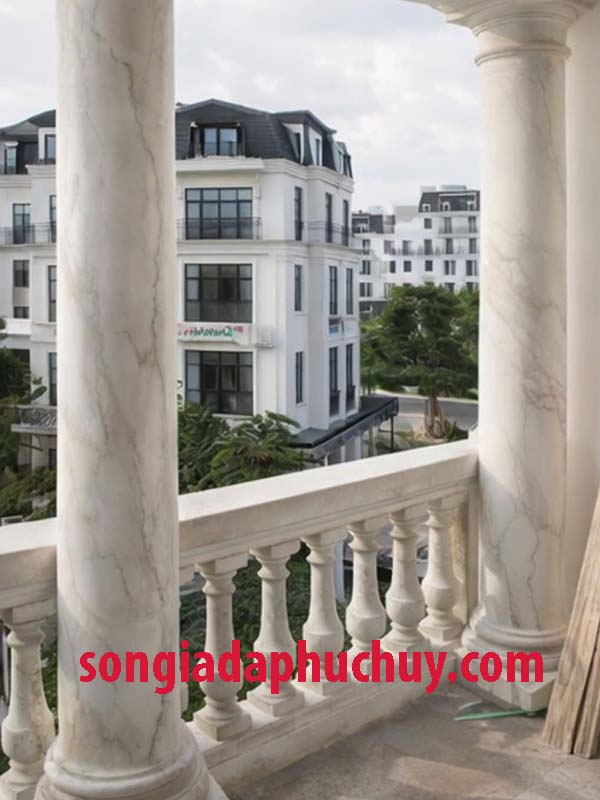 nhà phố nổi đẹp bởi cột tròn sơn giả đá