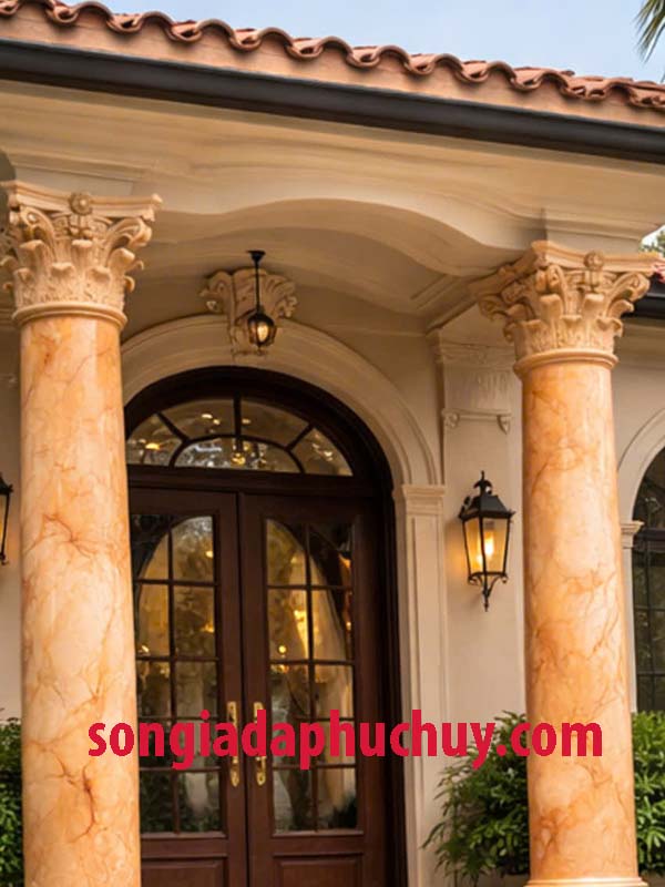 ấn tượng khi bước vào nhà với cây cột tròn sơn giả đá nổi bật