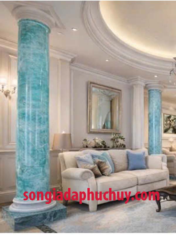 nội thất nhìn tinh tế khi kết hợp với cột giả đá màu xanh ngọc bích