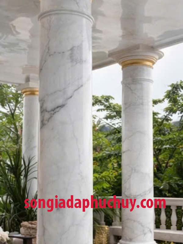 mẫu đá lý tưởng cho trần và cột ở khu vực sảnh ban công