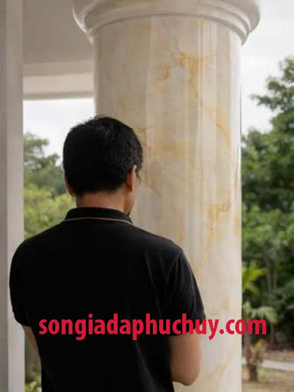 kiểm soát màu vân và độ bóng của cột sơn giả đá