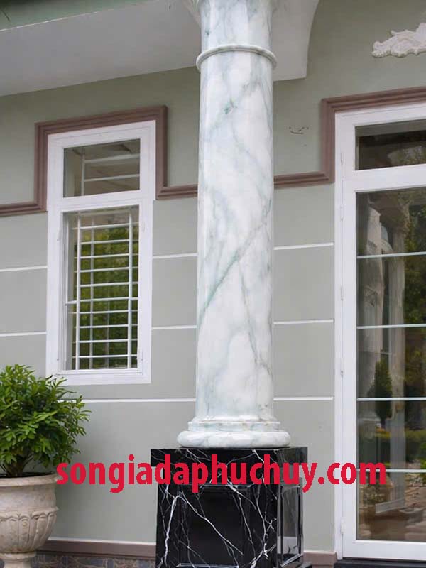 vân đá nhẹ nhàng với đế cột mạnh bạo nổi bật cho nhà trong ngõ