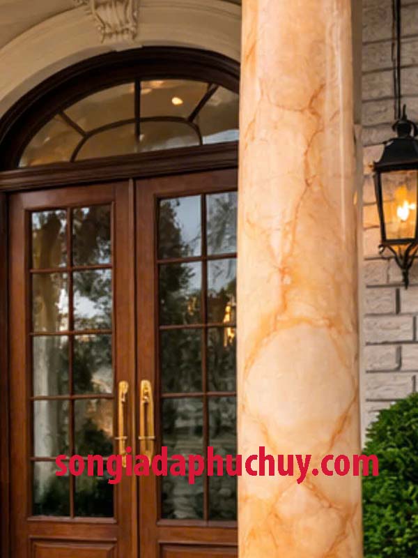 cột cẩm thạch màu vàng tinh tế làm điểm nhấn sảnh hiên