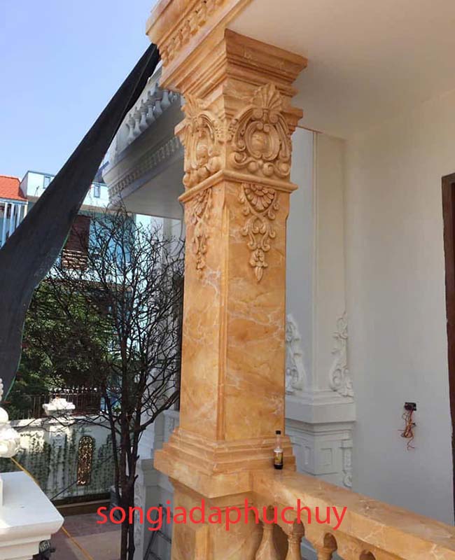 cột vuông ngoài trời sơn giả đá màu vàng