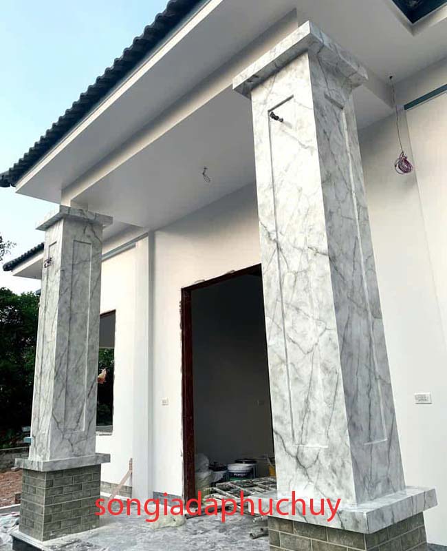 mẫu giả đá trắng xám trên cột vuông