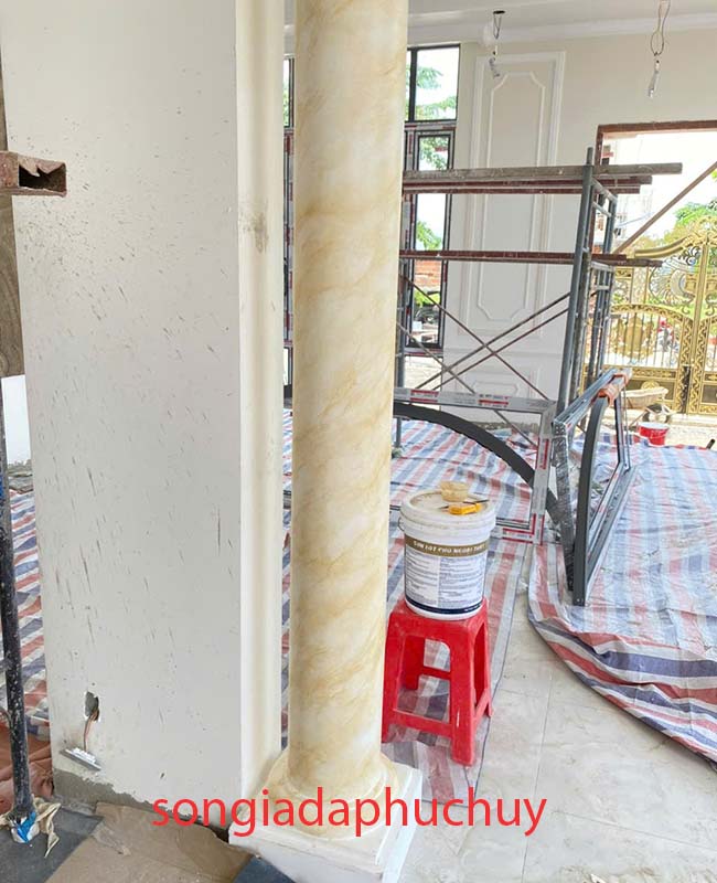 cột trong nhà sơn giả đá