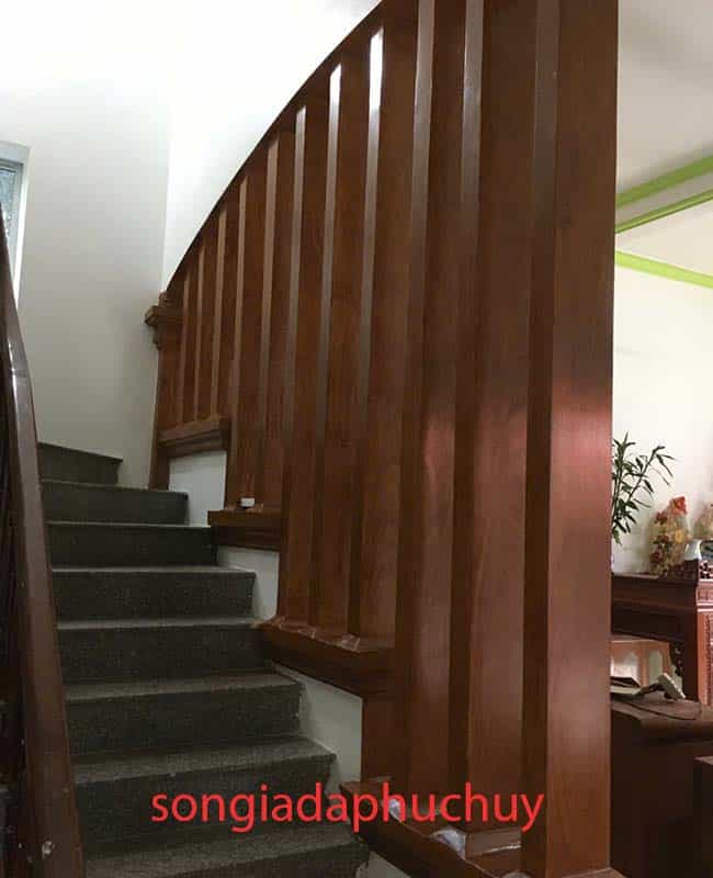 vách cầu thang sơn giả gỗ đẹp tại Đà Nẵng